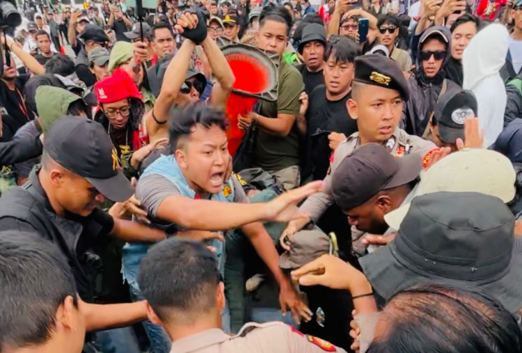 Pria Bergolok Dikeroyok Massa Aksi Demo 27 Agustus depan Gedung DPR, Diduga Provokator