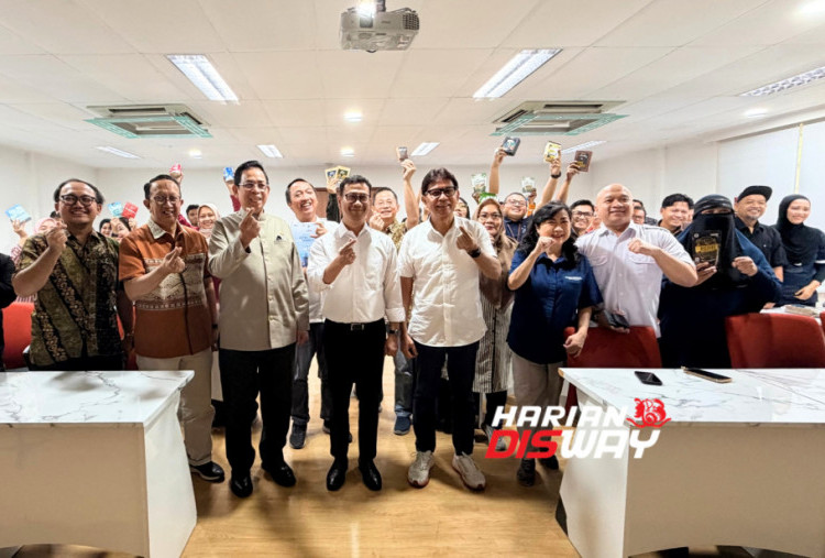 Ketua Pengurus Yayasan Astra – YDBA, Rahmat Samulo (keempat dari kanan), berfoto bersama Miftah Farid dari Kementerian Perdagangan RI (tengah), Juan Permata Adoe dari KADIN Indonesia (kelima dari kiri), jajaran pengurus Yayasan Astra – YDBA, tim Astra, dan 30 peserta terpilih di Ruang Galeri Yayasan Astra – YDBA, Jakarta (12/10). Peserta terdiri atas 10 UMKM binaan Yayasan Astra – YDBA, 15 Desa Sejahtera Astra (DSA), dan 5 UMKM binaan Grup Astra lainnya. (Foto: Yayasan Astra – YDBA)