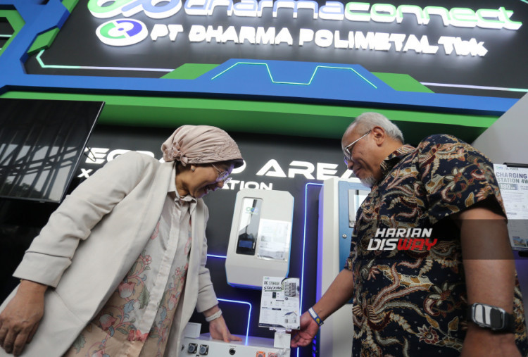 Evi Kartini, Founder NBRI (kiri) dan Eko Maryanto, BOD PT Dharma Controlcable Indonesia, saat perkenalan Battery Energy Storage System (BESS) pada GIIAS 2026 di Jakarta (8/8). BESS dirancang sebagai solusi penyimpanan energi yang andal, efisien, dan berkelanjutan. Produk tersebut mudah dipasang, memiliki daya tahan tinggi, serta dapat terhubung dengan panel surya sehingga memungkinkan pemanfaatan energi terbarukan sekaligus membantu menekan biaya listrik pengguna.