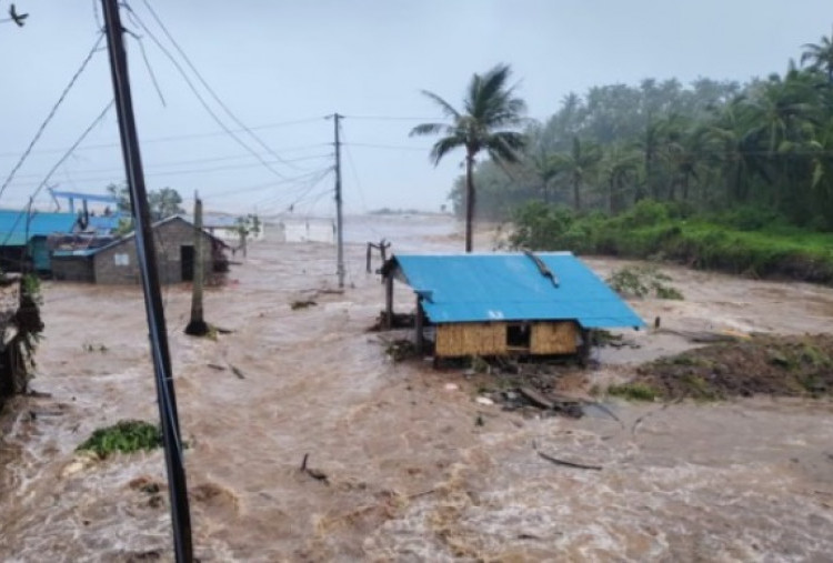 Seperti Kiamat! 2 Tewas Akibat Topan Fung-Wong Hantam Filipina