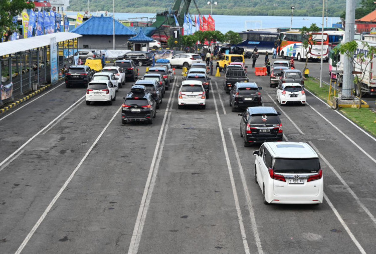 Antisipasi Macet di Pelabuhan Ketapang, Kemenhub Siapkan Skenario Buffer Zone dan Delaying System 