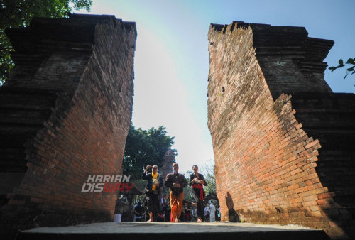 Umat Hindu keluar dari Mandala Utama dan berjalan sejauh 3 km mengelilingi Pura Penataan Luhur Medang Kamulan, Gresik, Jawa Timur, Jumat (30/6/2023). Kirab Leluhur Nusantara tersebut digelar jelang Upacara Nata Jagat dengan tujuan munutup rangkaian Hari Lahir Pangcasila serta menjaga keharmonisan antara manusia dengan alam.