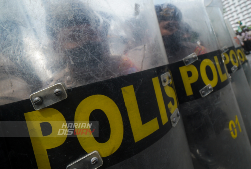 Sejumlah anggota polisi dari Polrestabes Surabaya melakukan latihan penanganan unjuk rasa di halaman Gedung Negara Grahadi Surabaya, Jawa Timur, Senin (9/5). Latihan tersebut digelar untuk meningkatkan kemampuan anggota kepolisian dalam melakukan penanganan dan pengamanan unjuk rasa khususnya yang berujung anarkis. Foto: Julian Romadhon