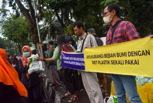 Komunitas Nol Sampah Surabaya Bagi-Bagi Takjil Gratis Diet Tas Kresek