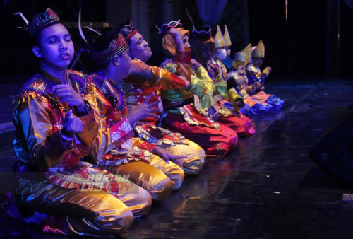 Sejumlah anak tuna netra menari tarian tradisional asal Aceh (Tari Saman) dengan kompak saat berlangsungnya Parade Musik yang digelar di gedung Cak Durasim Taman Budaya Surabaya (9/3/2023).
Dalam acara Parade Musik Anak dan Difabel tersebut diikuti sebanyak lebih dari 100 pelajar dan Difabel se-Surabaya. Parade Musik tersebut digelar untuk menyambut Hari Musik Nasional yang dirayakan setiap tanggal 9 Maret untuk menjadi penguat ekosistem musik di Indonesia. (foto; Haikal Ismail)