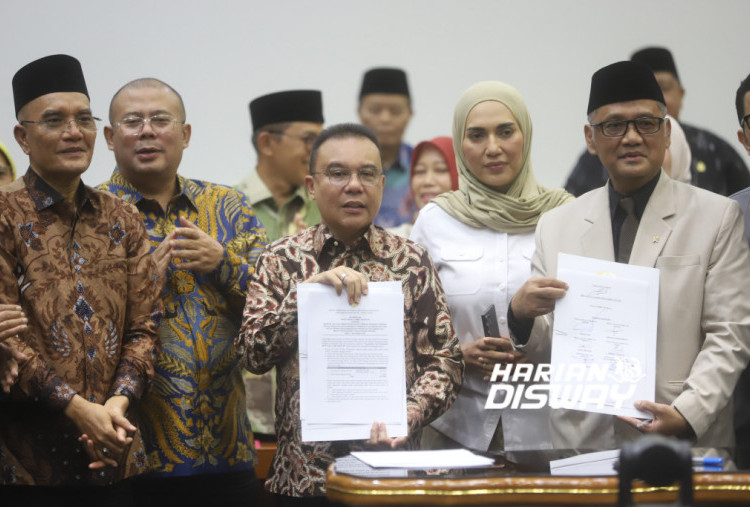 Menteri Haji dan Umrah Mochamad Irfan Yusuf ( kanan) berfoto bersama  Wakil Ketua DPR Sufmi Dasco Ahmad (ketiga kanan), usai mengikuti rapat penetapan Biaya Penyelenggaraan Ibadah Haji (BPIH) 1448 Hijriah/2027 Masehi di Kompleks Parlemen, Senayan, Jakarta, Rabu (7/10/2026). Pemerintah bersama Komisi VIII DPR RI resmi menetapkan Biaya Penyelenggaraan Ibadah Haji (BPIH) 1448 Hijriah/2027 Masehi sebesar Rp98.466.351 dan komponen Biaya Perjalanan Ibadah Haji (Bipih) sebesar Rp54.648.825 (55,50 persen) per orang. (Foto: Raka Denny/Harian Disway)