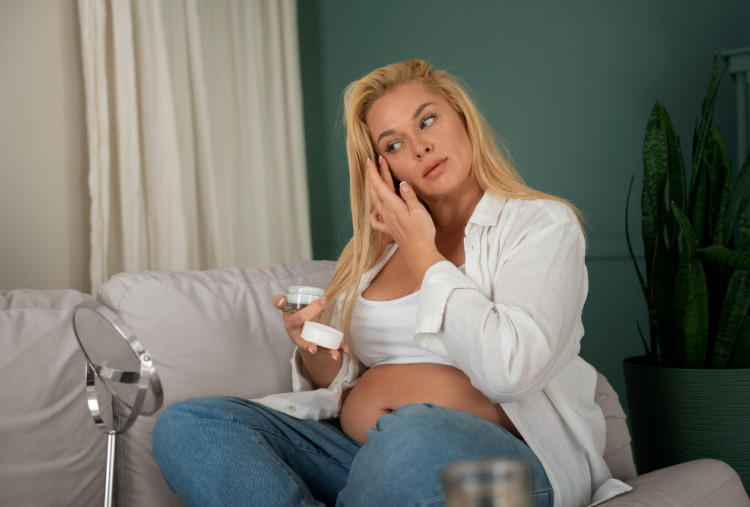 7 Bahan Skincare Berbahaya yang Harus Dihindari Ibu Hamil demi Kesehatan Janin