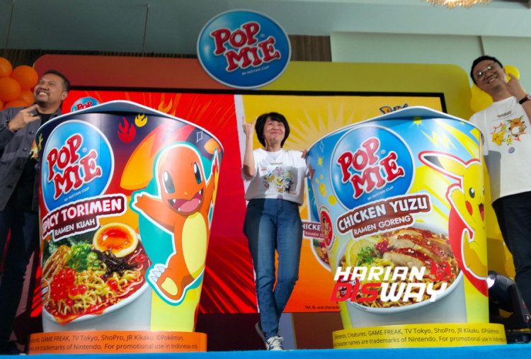 (Ki-ka) Andrew Hallatu, Head of Corporate PR PT Indofood Sukses Makmur Tbk; Julia Atman, General Manager Marketing Noodle Division PT Indofood CBP Sukses Makmur Tbk; dan Antonius Pandu, Senior Brand Manager Pop Mie PT Indofood CBP Sukses Makmur Tbk, dalam peluncuran Pop Mie Edisi Spesial Pokémon. Pengalaman Pop Mie Edisi Spesial Pokémon dapat dinikmati melalui kegiatan peluncuran pada 22–25 Oktober 2026 di Kota Kasablanka, Jakarta, serta berbagai aktivitas di sejumlah toko di Indonesia. (Foto: Raka Denny/Harian Disway) 