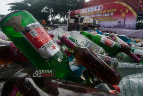 Sebanyak 40.000 botol dimusnahkan di Lapangan Kodam V/Brawijaya, Surabaya, Jawa Timur, Senin (17/4/2023). Dalam kegiatan itu, Polda Jawa Timur berhasil mengamankan dan memusnahkan sebanyak 40.000 ribu botol minuman keras berbagai merek. Minum keras yang dimusnahkan itu merupakan hasil dari Operasi Pekat selama Ramadhan 2023. (foto: Julian Romadhon)