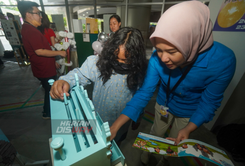 Cerita Keong Mas dipilih karena merupakan salah satu cerita panji asli Jawa Timur yang memiliki banyak nilai kearifan lokal. Menurut mahasiswa lulusan SMA Brawijaya Smart School (BSS) Malang itu, kisah pewayangan ini mengajarkan nilai-nilai keteladanan yang dapat diaplikasikan di kehidupan sehari-hari. 
Mainan ini berisi panggung boneka berukuran 35cm x 40cm x 16cm, buku panduan, buku cerita, serta karakter mainan. Karakter tersebut terdiri dari Candra Kirana, Dewi Galuh, Nenek, Keong.