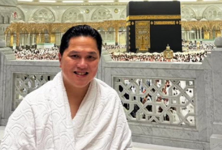 Momen Erick Thohir Sujud dan Berdoa di Depan Ka'bah Jelang Laga Krusial Timnas Indonesia Kontra Irak
