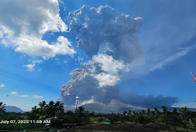 Erupsi Gunung Lewotobi Lak0-Laki, Kolom Abu Capai 19.584 Meter, Petugas Bagikan Masker pada Warga