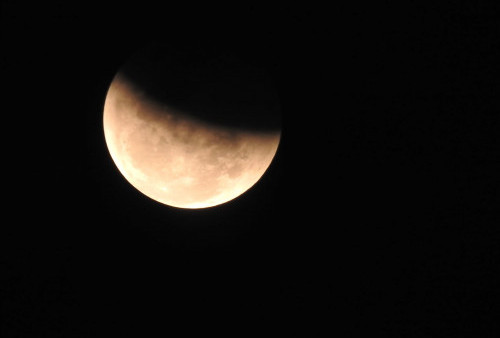 Penampakan sebagian fase Gerhana Bulan Total usai terbuka pandangan dari awan yang menghalangi di langit di atas Surabaya. Karena mendung yang tebal, maka puncak gerhana tidak terlihat.   Dari informasi bersumber BMKG,  Awal fase penumbra, Gerhana Bulan Total , hingga kembali ke ahlir fase penumbra terjadi mulai 15.00 hingga 20.57 untuk Wilayah Indonesia Bagian Barat 