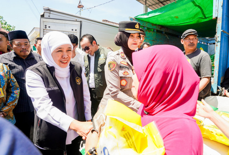 Warga Serbu Pasar Murah di Sidoarjo, Khofifah Jamin Stok Bapok Aman-Terjangkau