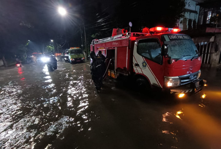 Surabaya Dilanda Banjir, 25 Armada Damkar Dikerahkan Sedot Genangan