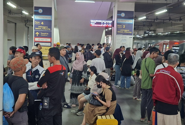Situasi Stasiun Manggarai Penuh Sesak, Para Buruh Mulai Siap Pulang ke Rumah Usai May Day