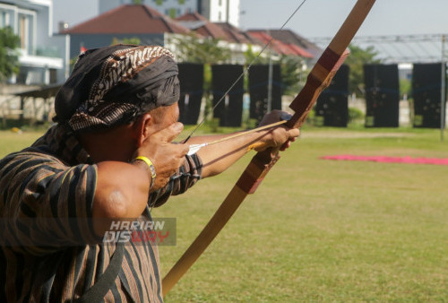 Peserta pemanah kategori Jumparingan bertanding di Lapangan Mulyorejo, Surabaya, Jawa Timur, Minggu 13 Agustus 2023.
