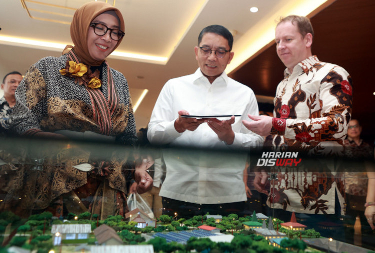 Sekretaris Jenderal Kementerian Energi dan Sumber Daya Mineral RI (ESDM) Dadan Kusdiana (tengah), Wakil Duta Besar Inggris untuk Indonesia Matthew Downing (kanan) dan Direktur Jendral EBTKE Kementrian ESDM Eniya Listiani Dewi (kiri) saat di acara MENTARI Day di Jakarta, Kamis (3/7/2025).--HARITSAH ALMUDATSIR/HARIAN DISWAY