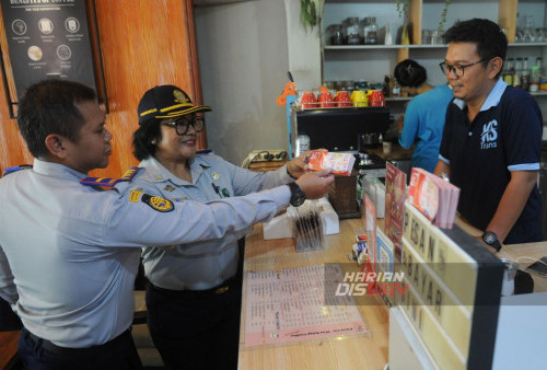 Jeane Taroreh Kepala UPTD Parkir Dishub Surabaya dan Affan Abdillah Kasubbag TU UPTD Parkir Dishub Surabaya, melakukan sosialisasi pelarangan pembayaran uang tunai di Taman Bungkul, Surabaya, Jawa Timur, Rabu, 24 Januari 2024. Dinas Perhubungan (Dishub) Kota Surabaya resmi melarang pembayaran parkir tunai di dua kawasan, yaitu Taman Bungkul dan Balai Kota Surabaya. Larangan pembayaran parkir tunai tersebut untuk mengantisipasi kecurangan jukir jika masih terima uang tunai, (Julian Romadhon/Harian Disway)