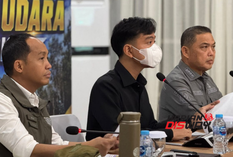 Dari Posko Lanud Supadio, Gibran melihat koordinasi penanganan karhutla yang melibatkan pemerintah pusat, pemerintah daerah, TNI, Polri, BNPB, Manggala Agni Kemenhut, serta masyarakat. Usai tiba di Pontianak, Wapres juga mengikuti rapat koordinasi bersama pemerintah daerah untuk membahas perkembangan penanganan karhutla di Kalbar. Foto: Kemenhut
