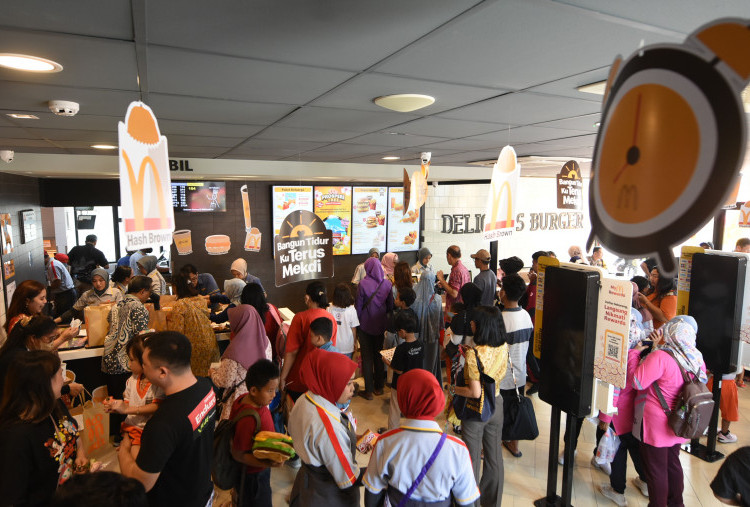 Senada dengan pernyataan tersebut, Annisa Faza Aulia, salah satu kru restoran yang merupakan putri asli daerah setempat, menambahkan, “Saya sangat bersyukur McDonald’s hadir di Jombang dan membuka peluang kerja untuk saya serta teman-teman. Saat ini, mencari pekerjaan semakin sulit, bahkan PHK sering terjadi. Pembukaan gerai   ini  menjawab harapan kami untuk bisa mengembangkan potensi diri di perusahaan dengan standar internasional.” Penyitaan Annisa sekaligus menegaskan komitmen perusahaan dalam mendukung pemberdayaan ekonomi lokal serta komunitas sekitar
Kehadiran McDonald’s di Kota Santri ini semakin mendekatkan pada penggemarnya 
Dan menjadi bagian gaya hidup dari anak muda, keluarga hingga komunitas yang ada di Jombang.
Foto : Boy Slamet-Harian Disway
