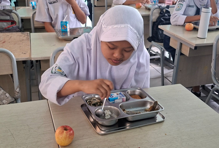 Kisah Haru Siswa SMPN 1 Tamansari: Berkat Program MBG, Bisa Menabung Rp5 Ribu Sehari Buat Sepatu Baru 