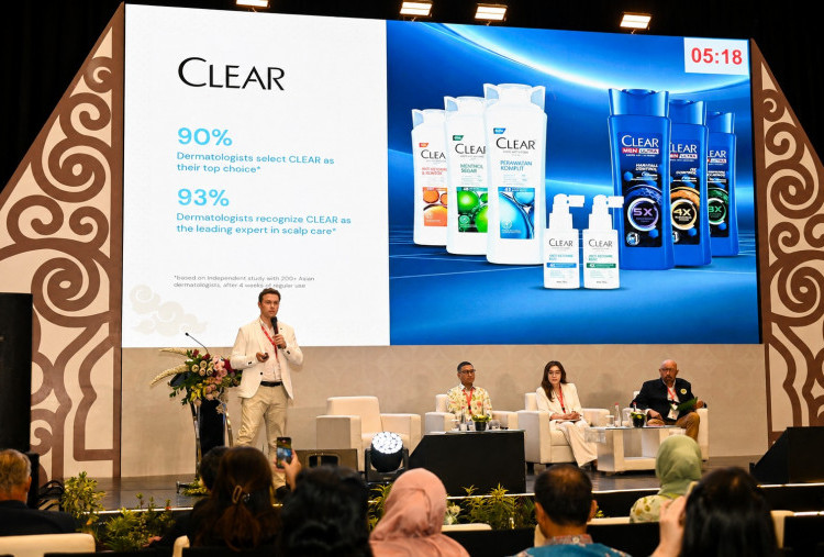 Matthew Seal dari Unilever Indonesia menyampaikan temuan dalam “Clear Scalp Health & Science Research Book”, rangkuman penelitian selama lebih dari 50 tahun mengenai kesehatan kulit kepala yang melibatkan 1.100 dermatolog dari berbagai negara. Ia juga memperkenalkan inovasi Clear ScalpPro Tech™ yang memadukan Piroctone Olamine dan Niacinamide sebagai pendekatan modern untuk menjawab berbagai kebutuhan kulit kepala.