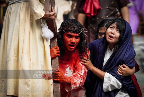 Yesus yang diperankan oleh Yosep Morgeau Albert Parapaga dan Maria yang diperankan Narina Sundariwati ketika peringatan Jumat Agung di Gereja Katolik St Mikael, Surabaya, Jawa Timur, Jumat (7/4/2023). Prosesi yang menceritakan kesengsaraan Yesus hingga wafatnya tersebut merupakan rangkaian perayaan Tri Hari Suci Paskah (Kebangkitan Yesus). (foto: Julian Romadhon)
