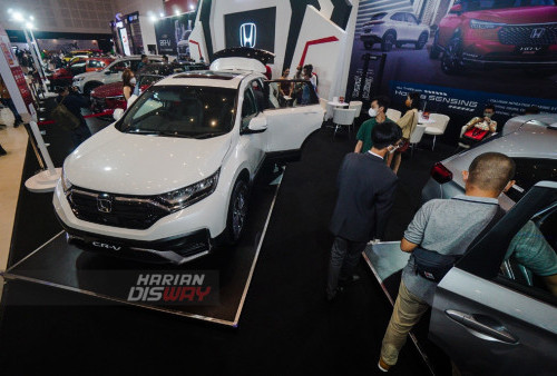 Pengunjung melihat mobil yang dipajang di salah satu stan saat pembukaan pameran Indonesia International Motor Show (IIMS) 2022 di Grand City Surabaya, Jawa Timur, Rabu, 1 Juni 2022. Pameran otomotif yang berlangsung mulai 1- Juni 2022 tersebut menargetkan sebanyak 25 ribu pengunjung dengan transaksi mencapai Rp200 miliar. Foto: Julian Romadhon