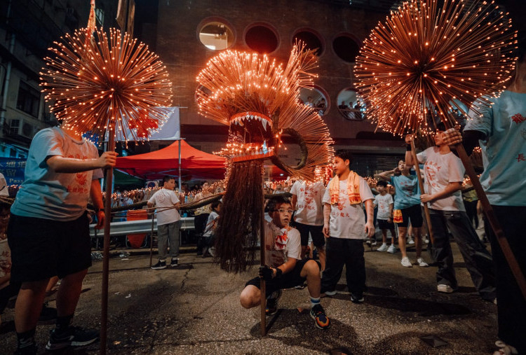 Naga Api Sepanjang 67 Meter Ramaikan Festival Tarian Naga Api Tai Hang 2025 di Hong Kong