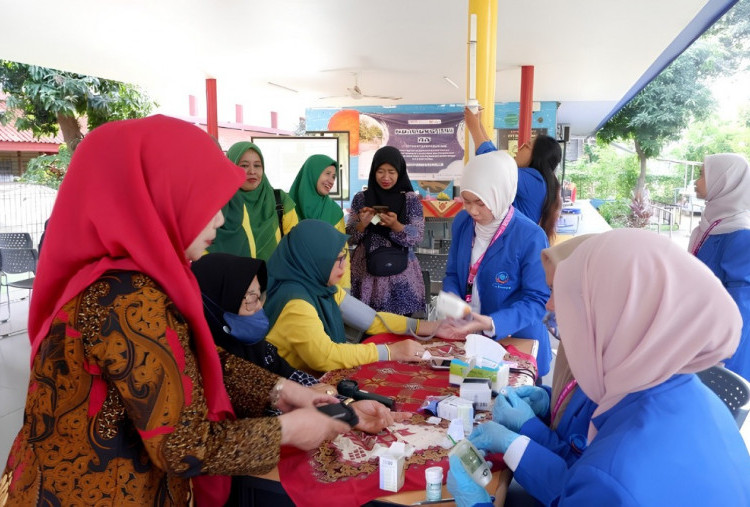 Mahasiswa Farmasi Universitas Esa Unggul Edukasi dan Skrining Warga Rawa Buaya, Cegah Penyakit Degeneratif