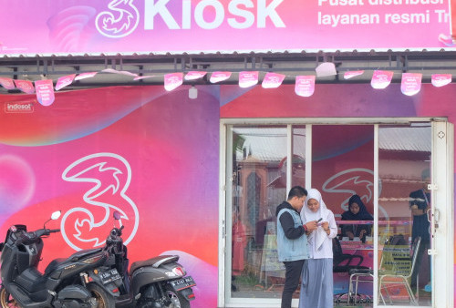 Samsul Hadi dan Faizarotul tampak memeriksa smartphone usai memasang kartu perdana Indosat   di 3 Kiosk di dusun Sidorejo ,Kecamatan Pagelaran Kabupaten Malang 5 Desember 2023 . Dengan jangkauan layanan  mencapai  94  persen populasi Malang Raya, Jaringan Indosat mengalami peningkatan penggunaan internet yang tumbuh 35 persen dari tahun lalu. Rencana penambahan BTS 5G di Malang sudah ada namun tetap disesuaikan dengan permintaan atau demand dari device yang sudah support 5G di Malang. Sementara, perangkat Indosat sendiri sudah siap dengan 5G, hanya tinggal mengaktifkan saja jika memang sudah settled.

Fotografer  Boy Slamet- Harian Disway

