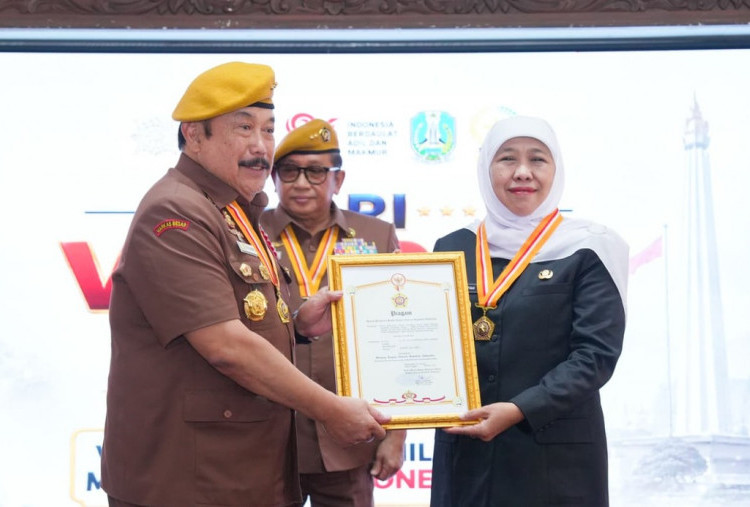 Khofifah Terima Bintang LVRI, Perjuangan Kini Melawan Hoaks dan Kemiskinan