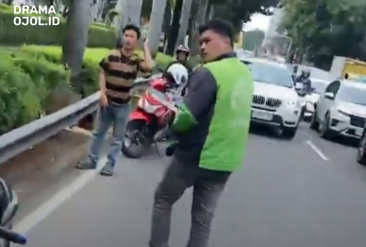 Tak Terima Disenggol, Ojol Ancam Bacok Pemotor Pakai Golok di Gambir, Pelaku Ditangkap!