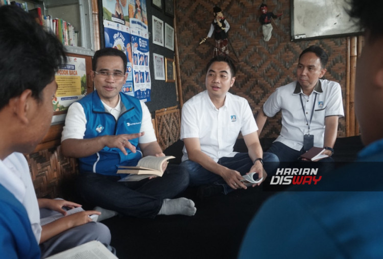 Chief Human Capital Officer Fredericus Radix Wikanto (kiri), EVP Corporate Strategic, Communication & ESR Riady Prasojo (tengah), dan Edih (kanan), Local Champion DSA Cibunian. Program pembinaan akan berlangsung selama lima tahun dengan melibatkan pemerintah desa dan masyarakat. Program tersebut diharapkan memperkuat kemandirian masyarakat sekaligus mendorong pemanfaatan potensi lokal secara berkelanjutan di wilayah DSA Cibunian.