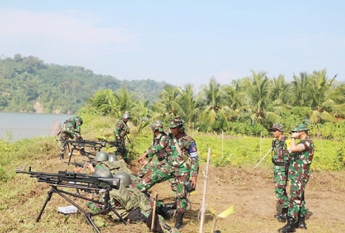 Latihan Tembak,  Asah Kemampuan  Prajurit Raider 323