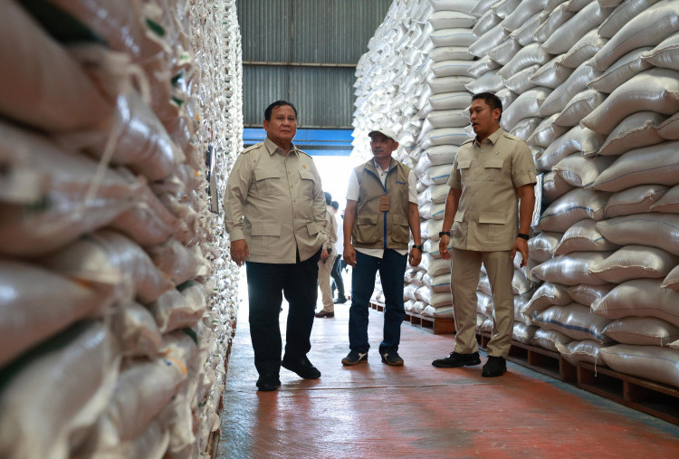Presiden Prabowo Sidak Gudang Bulog Magelang, Pastikan Stok Beras Aman di Tengah Krisis Global