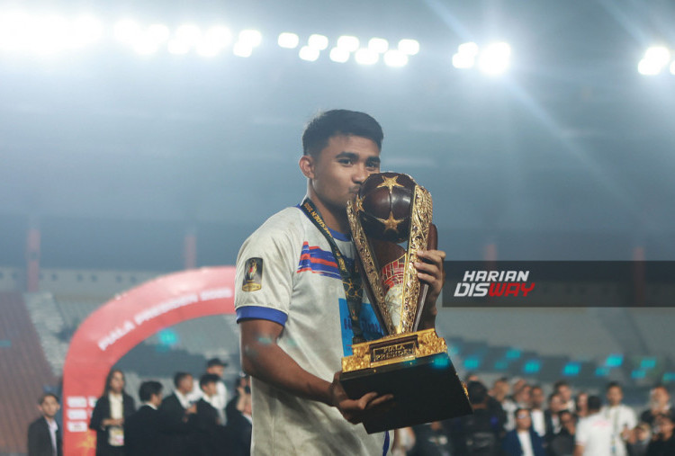 Pesepak bola Port FC Asnawi Mangkualam mencium piala presiden usai pertandingan Final Piala Presiden di Stadion Si Jalak Harupat, Kabupaten Bandung, Jawa Barat, Minggu (13/7/2025).Port FC Thailand menjuarai Piala Presiden 2025 setelah mengalahkan Oxford United di laga final dengan skor 2-1.— Haritsah Almudatsir/Harian Disway