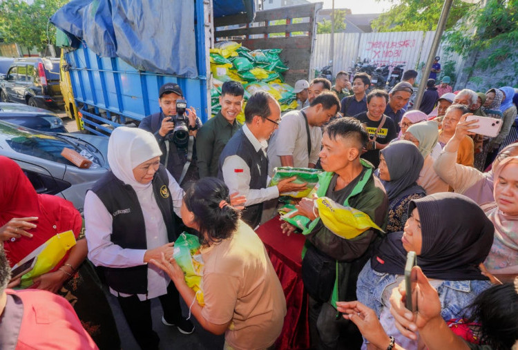 Khofifah Gelar Pasar Murah di Surabaya, Dekatkan Akses Kebutuhan Pokok ke Masyarakat