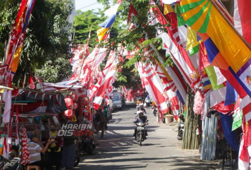 Sebanyak 40 pedagang bendera berjajar rapih di kampung bendera yang terletak di Jalan Darmo kali, Surabaya, Jawa Timur. Senin, 7 Agustus 2023. Bendera dan umbul-umbul yang dijual di kampung bendera tersebut memiliki harga yang bervariatif, dari harga Rp 5 ribu hingga Rp 60 ribu rupiah tergantung jenis dan ukurannya. (Moch Sahirol/Harian Disway)
