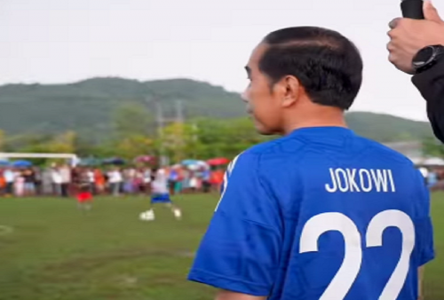 Semangat Jokowi Saat Tampil Main Sepak Bola di NTT, Pakai Jersey Bernomor Punggung 22