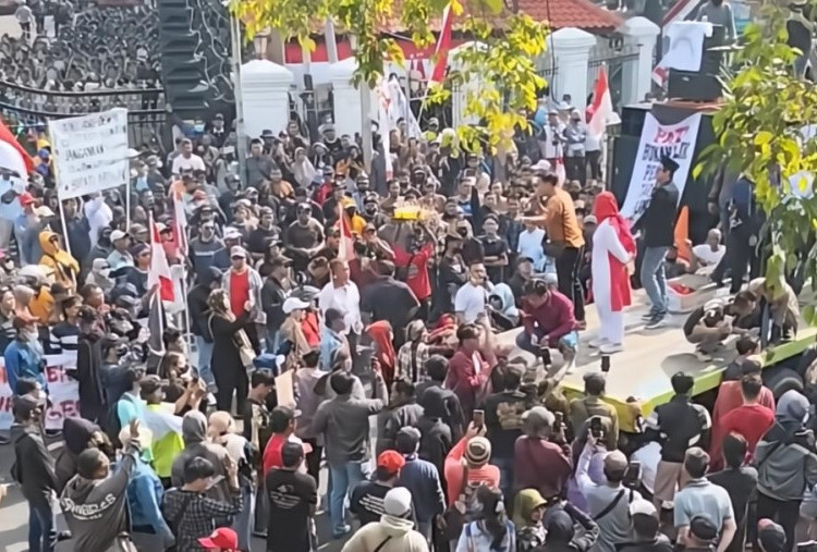 REVOLUSI Dimulai dari Pati, Ratusan Ribu Massa Tuntut Bupati Sudewo Mundur: Bikin Panggung Rakyat Pakai Truk Trailer