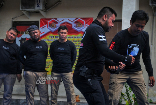 Pelatih beladiri Krav Maga, Randy Tumewa, menunjukan teknik beladiri asal Israel saat melatih di halaman tengah Polsek Sukolilo, Surabaya, Jawa Timur, Sabtu (25/2/2023). Seni beladiri Krav Maga (pertarungan Kontak) berasal dari Israel yang biasanya digunakan pasukan badan penegak hukum Internasional seperti FBI, Mossad, hingga SWAT tersebut merupakan salah satu upaya Polsek Sukolilo Surabaya dalam meningkatkan Profesionalisme petugas kepolisian di bidang keterampilan khususnya seni beladiri Militer untuk mengantisipasi tindak kejahatan di wilayah hukumnya. (foto: Julian Romadhon)
