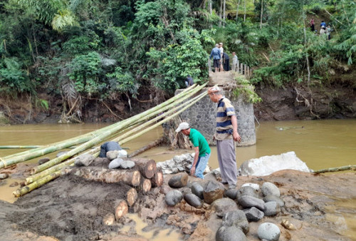 Putus Akibat Banjir, Jembatan Kampung Naga Dibangun Ulang
