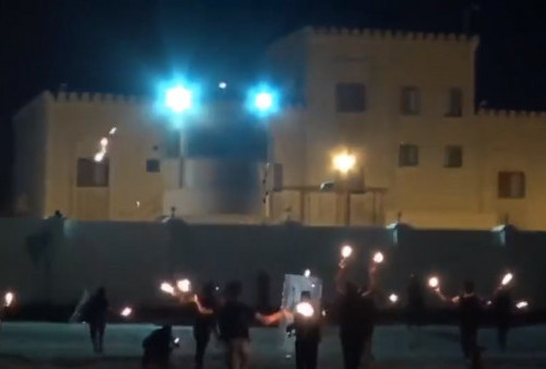 Bela Palestina, Warga Bahrain Lempari Gedung Kedutaan Israel dengan Bom Molotov