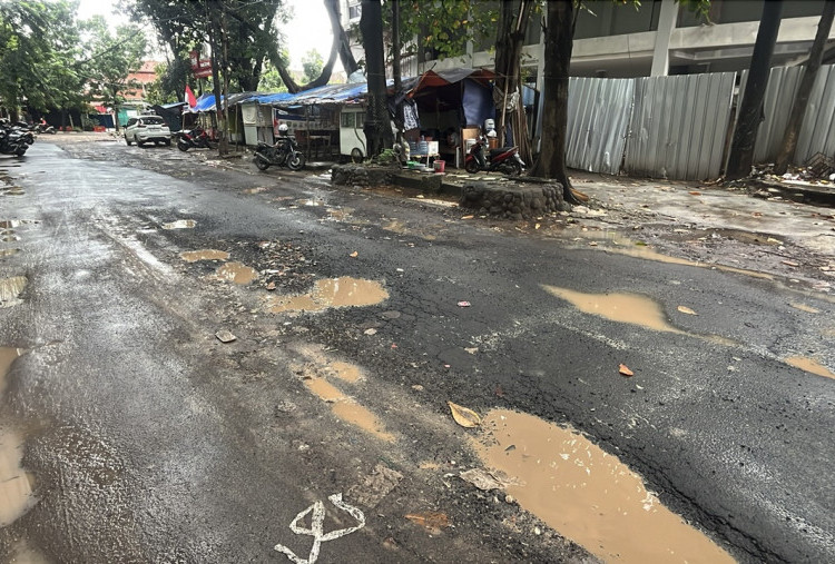 Jalan Berlubang di Sekitar Stadion Patriot Bekasi Resahkan Warga, Bahaya di Saat Hujan