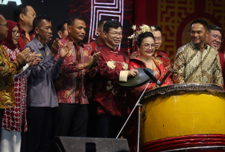 Sambut Tahun Kuda Api di Kelenteng Sam Poo Kong, Konjen Tiongkok Ye Su Bikin Shufa 