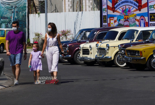 Sejumlah pecinta mobil lawas Fiat yang tergabung dalam Komunitas Indonesia Fiat Club memajang kendaraannya di Cafe Tenda, Darmo Permai, Surabaya, Jawa Timur, Sabtu 30 Juli 2022. Sebanyak 150 mobil klasik yang dipajang tersebut untuk mengikuti Jambore Nasional, sekaligus Musyawarah Nasional (Munas) untuk memilih Presiden Indonesia Fiat Club periode 2022-2026. Jambore Nasional yang digelar itu diharapannya bisa mempererat tali silaturahmi sekaligus membangun jejaring bisnis, terutama kemudahan mendapatkan suku cadang.