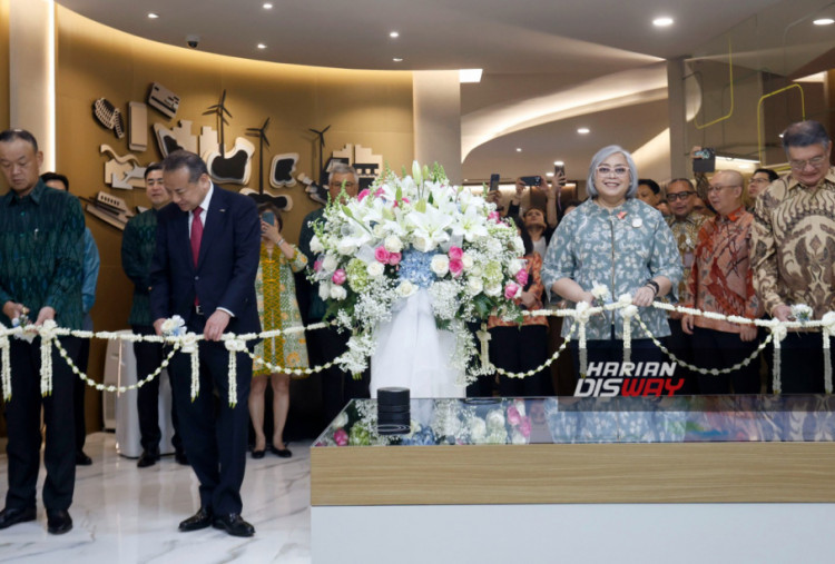 (kiri-kanan) Wakil Direktur Utama SMBC Indonesia Jun Saito, Director President & Group CEO Sumitomo Mitsui Financial Group (SMFG) Toru Nakashima, Wakil Direktur Utama SMBC Indonesia Michellina Laksmi Triwardhany, Direktur Utama SMBC Indonesia Henoch Munandar, meresmikan pembukaan Wealth and Business Hub SMBC Indonesia di Pondok Indah di Jakarta, Rabu (15/4).