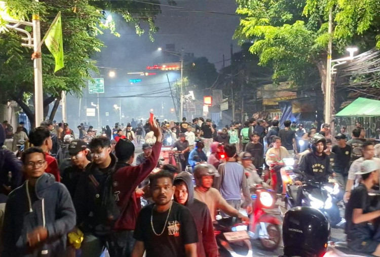 Slipi MERIAH! Kembang Api Meledak, Disusul Gas Air Mata ke Massa Aksi